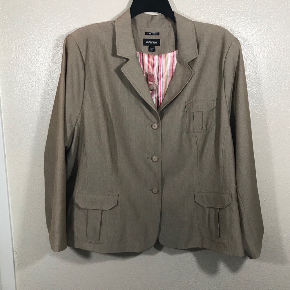 *NWT* Avenue Brown Button Down Jacket. Size 26